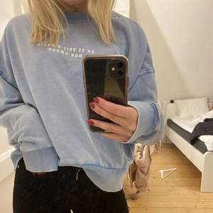 En fin blå sweatshirt från asos med vit text fram på bröstet. Super fin färg till sommaren och den är i storlek xs/S och säljer för 70kr och köparen står för frakten💕