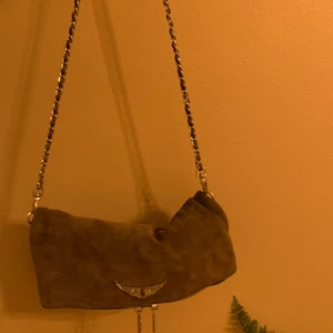 Zadig Voltaire väska  - Säljer min fina väska från zadig. Inköpt från två år sedan för 2700kr men använd få gånger så den är i väldigt fint skick. 