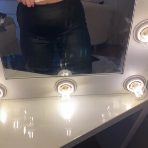 Läderbyxor från Ginatricot - Läderbyxor från Ginatricot. Stl: M