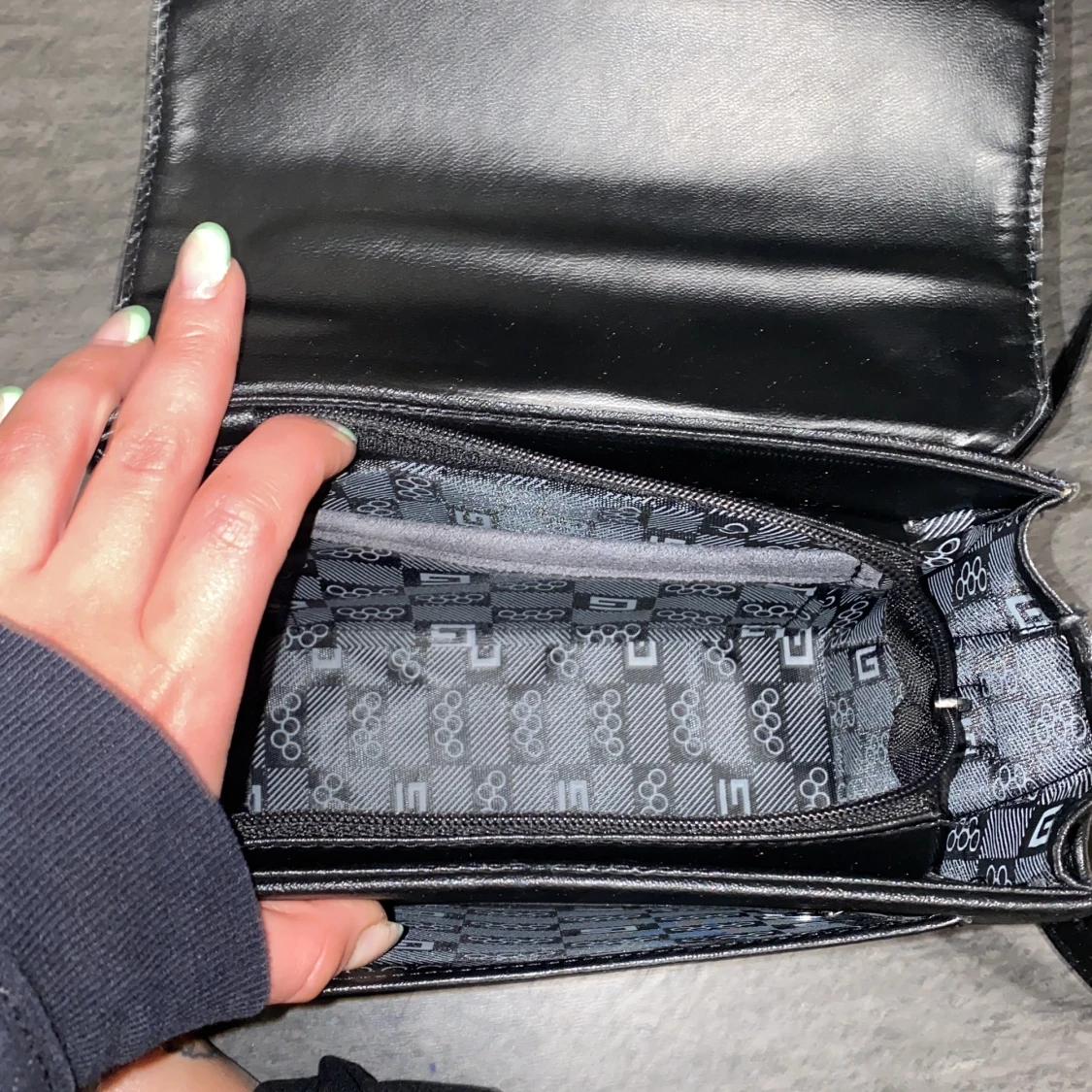 Liten svart väska  - 91