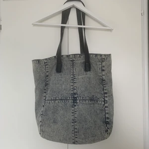 Väska i denim - Väska i jeans med läderband. 40x45cm. 