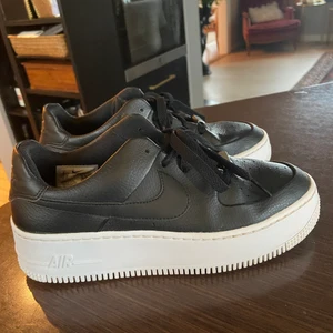 Nike air force 1 i skinnimitation, storlek 39 - Ett par super snygga af1 i skinnimitation med jätte bra skick. Använda några gånger bara💞 nypris: 1200 säljer för: 700 (priset kan diskuteras), !köparen står för frakten!
