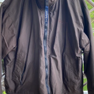Vind/regn jacka  - En fin Rockport Jacka i bra skick . Vind och vattentålig och varm