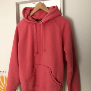 Rosa oversized hoodie - Köpt här på plick men kommer inte till användning, storleken är xs-s då den är oversized, slutsåld på bikbok.