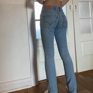 Säljer nu vidare dessa superfina ljusblå jeans från märket Levi’s! De är lågmidjade och allmänt i väldigt bra skick! Passformen är tightare i låren och lite lösare i smalbenen 💗 Säljer för 200 kr + frakt!💜 Lånad bild!