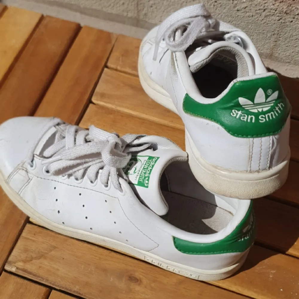 Myckt sköna och trendiga Stan smith i storlek 38. Okej skick. Väldigt användbara och tidlösa. Kanske något små i storleken. Köparen betalar för frakten, 66 kr. Kontakta mig för fler bilder : ). Skor.