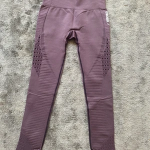 Gymshark - Säljer dessa fina lila leggings. Använda några få gånger då de är lite för små för mig. Se sista bilden små revor från detaljerna men inget som man tänker på. Storleks lappen är bortklipp men dom är i storlek S. 