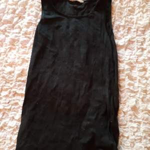 Simpelt svart linne från H&M, i bomull. Storlek XS, men passar på S.