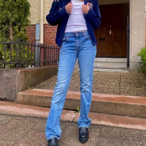 Levis Bootcuts - Köpte dessa supersnygga Levis bootcuts här på plick,  fick hem dom idag och dom var tyvärr lite för korta på mig som är 1.71😢😢😫 dom är lågmidjade och bootcut i den perfekta ljusblåa färgen😍🤞🏽 Midjemått: 40 Innersömn: 81  Först till kvarn! 