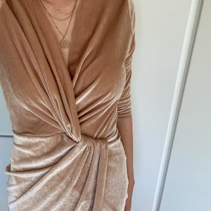 Klänning från Gina Tricot - Supersnygg klänning från Gina tricot i velour. Oanvänd! Gratis frakt. Passar storlek 36-38