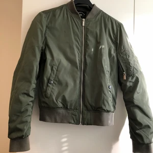 Bomberjacka - Mörk grön bomberjacka, är i jätte fin och bra skick. Storlek: S men skulle även säga att den är åt M hållet