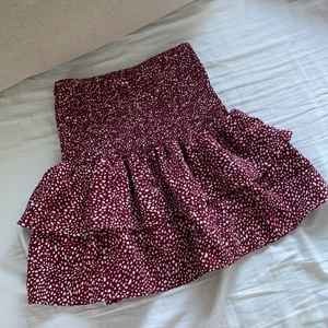 Volangkjol - INTRESSEKOLL på min JÄTTEFINA volangkjol! Har inte fått någon som helst användning av den då jag inte använder kjol så ofta men den är så fin. Storlek S men skulle säga att den passar XS,S och M! Super fin och trendig nu till sommaren! Budgivning om många är intresserade💞