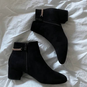 Klackar - Svarta klackar i mocka med gulddetaljer. Aldrig använda, inköpta för 2 år sedan från din sko, nypris 499kr