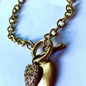 Guldpläterat armband  med 2 hängen . Köpt på guldfynd
