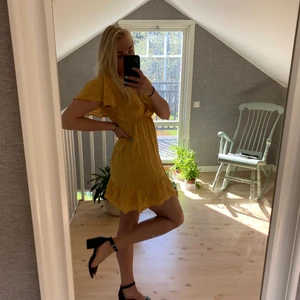 sommarklänning - Gul sommarklänning✨ storlek L men passar även M 