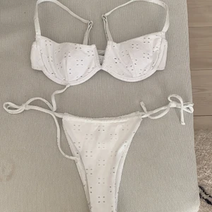 Bikini - Jättefin bikini i storlek S i jättebra kvalitet. Har endast provat den och skyddet är kvar. Kan köpas direkt för 160kr eller buda privat/kommentarerna, gratis frakt💗