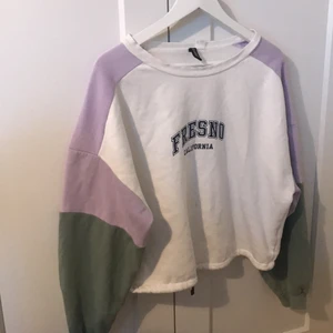 Skön enkel oversized sweatshirt, storlek L. Från H&M - Enkel sweatshirt, från H&M, storlek L, (den ska vara oversized)