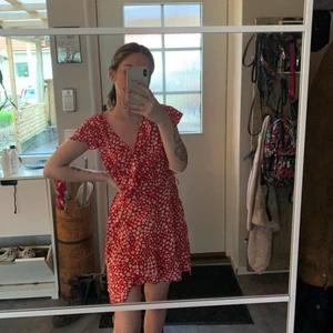 Blommig omlottklänning - Aldrig använd, strl S men passar även Xs, köpare står för frakt☺️