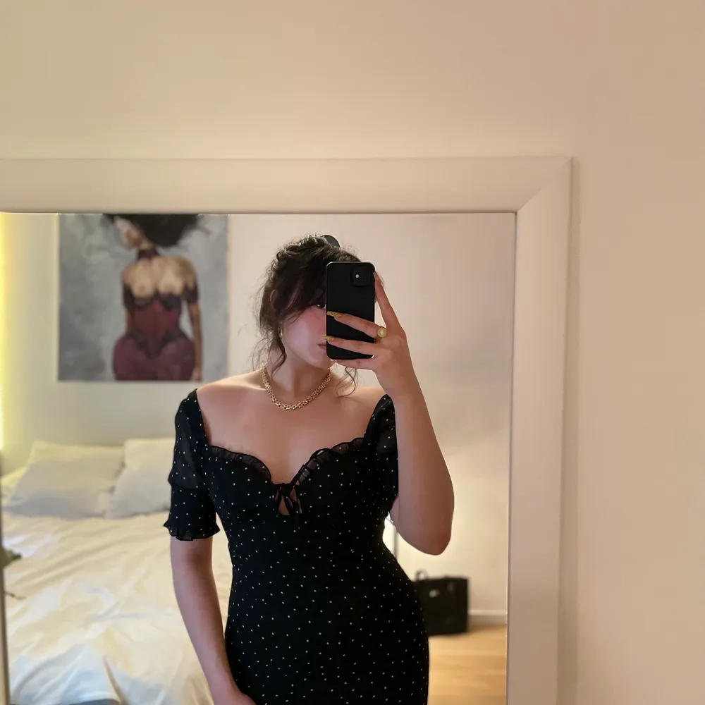 Super cute summer dress with should and neck detailing. Really cute sheer material pattern on top and a stretchy black dress underneath. . Klänningar.