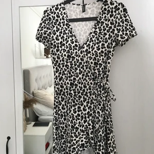 Leopardklänning.  - Superfin omlott- leopardklänning från H&M. V- ringning, knyte runt midjan samt dold knapp upptill. Använd, men fortfarande bra skick. Pris kan diskuteras, köparen står för frakten. 