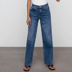 Super sköna jeans från zara. Är i perfekt längd för mig som är 180 cm men om man är kortare går dom att klippa. Väl använda men i väldigt bra skick. 