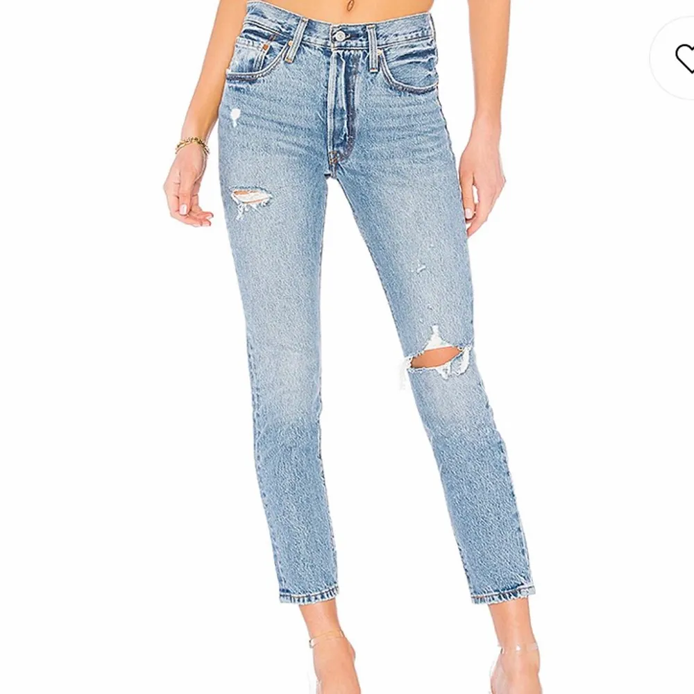 Blå Levis jeans i skinny/mom jeans modell! Väldigt bra skick då dom knappt är använda! Passar någon som har storlek 36. Jeans & Byxor.
