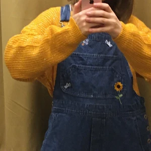 Gulglittrig Stickad tröja :)) - En ganska lång stickad tröja som jag köpte på beond retro för några år sen men nu på senaste tiden har jag tröttnat lite på den. Bra skick för att vara second hand skulle jag säga, finns dock ett ställe där sömmen gått upp lite. Passar som oversize för mindre storlekar än M, jag har S och den passar perfa🪲