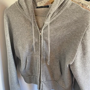 Brandy melville kofta ONESIZE - Köpte denna fina kofta från brandy melville i sommras. Har använt ganska mycket men gillar inte att den är så kort i midjan. Storleken är onesize men den passar mig som är S! Den är längre i armarna! .💕(frakten igår ej) kan gå ner i pris vid snabb affär!