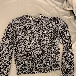 Bikbok blus  - Storlek M, 40kr