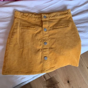  Orange kjol med knappar. - Orange men knappar, den är väldigt luftig och sjön!