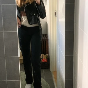 Straight leg jeans från zara - Straight leg jeans från zara. Storlek 32. Säljer då dem börjar bli lite små. Verkligen älskar dessa jeans, det är mina favorit jeans. Tyvärr börjar dem bli försmå. Jag är 168 cm som referens. Dessa är extra långa så passar längre. För mer frågor kontakta mig privat 🌸🥂             !knappt använda!