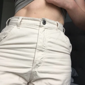 Zara Jeans  - Skitsnygga beiga byxor med hög midja och snygga detaljer på sidan, köpta på Zara i Spanien. Ankellånga och sitter såå fint😍 och ger snygg figur. Kan skicka fler bilder💕