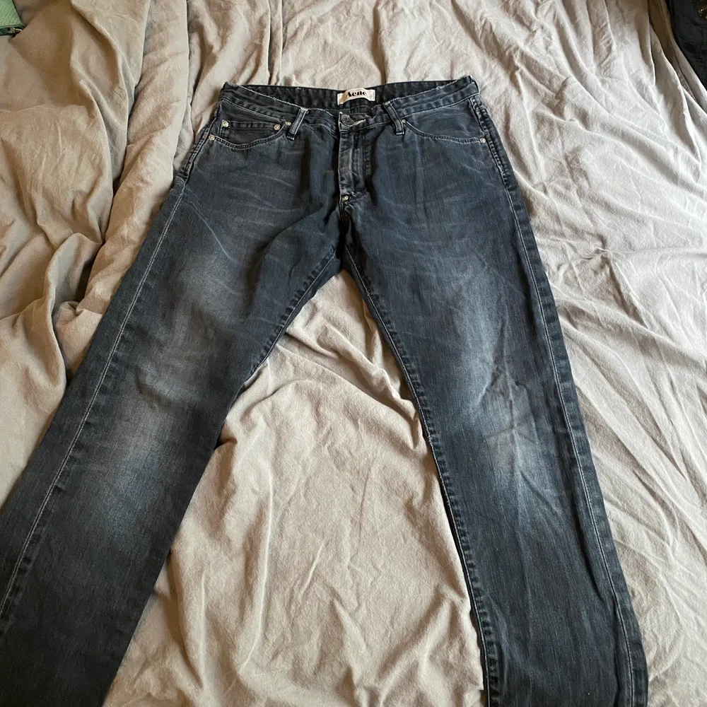 Fina acne jeans, säljer då det inte passar och därför kan jag  inte heller skicka någon bild med dom på. Storlek 26/32, men dem är små i storleken. 100kr. Jeans & Byxor.