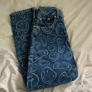 Smiley byxor - Bra skick, säljer pga används ej. Skriv för fler bilder :)