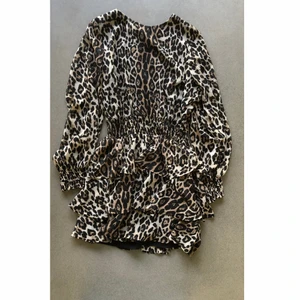 Klänning - Klänning från ginatricot. Storlek 36. Använd fåtal gånger, fint skick. 