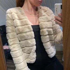 Kofta - Beige päls kofta