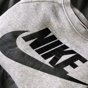 Tjockare Nike tröja, fint skick knappt använd! Storlek S! 