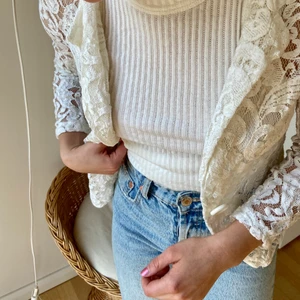 Vit Spetskavaj XS - Säljer min unika vita spetskavaj från Italien. Passar XS🤍