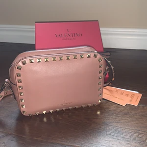 Valentino väskan - Äkta valentino väska inköpt på i början av året, jättefint skick😍