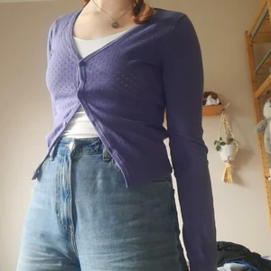 Söt liten lila cardigan - Märkt som 158/164, men funkar på de mindre vuxenstorlekarna. Jättesöt och trändig.