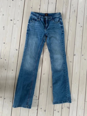 Lågmidjade jeans  - Supersnygga lågmidjade Lee jeans i modellen Jessica i snygg ljusblå färg. I storlek w25 l31, se mått på bilderna. Använda fåtal gånger och mycket fint skick. Inner framfickor är bortklippta, då de gick väldigt djupt och såg konstiga ut utifrån, men det är inget som ser konstigt ut eller blir obekvämt, se bilderna. Nypris: 999kr