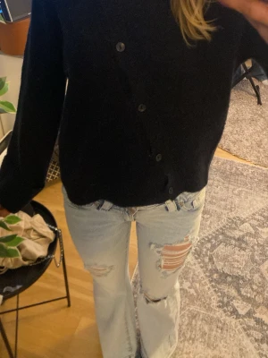 Mörk Blå Gina tröja  - Mörk blå gina stickad tröja perfekt till vinter. Säljer pga kommer inte till användning