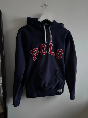 Polo Ralph Lauren Hoodie - Mörkblå hoodie från Polo Ralph Lauren. Storlek S. Mycket bra skick. Skriv vid frågor eller funderingar 
