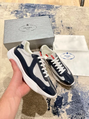 Prada cups mörkblå  -  Säljer dessa riktigt snygga Prada cups. Box tillkommer. Pris kan diskuteras vid snabb affär. 