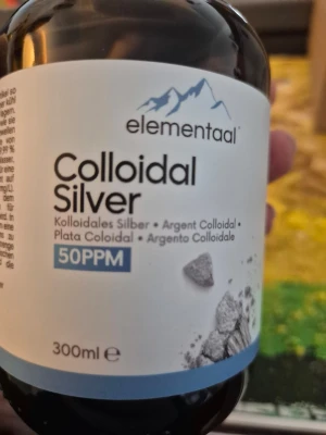 Kolloidalt silver 50PPM 300ml set - Säljer ett set med kolloidalt silver från Elementaal, 50PPM, 300ml flaska. Medföljer även en mindre sprayflaska och en praktisk tratt för enkel påfyllning. Flaskorna är bruna med vita och blå etiketter. Perfekt för dig som vill ha ett mångsidigt tillskott inom vattenrening mm.