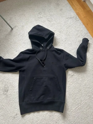Helmut Lang Hoodie - Hej  Säljer nu en grymt snygg Helmut Lang hoodie i storlek S. Nyskick, inga defekter.   Pris ej hugget i sten, men snabba och smidiga affärer prioriteras.  Västkustenoutlet 