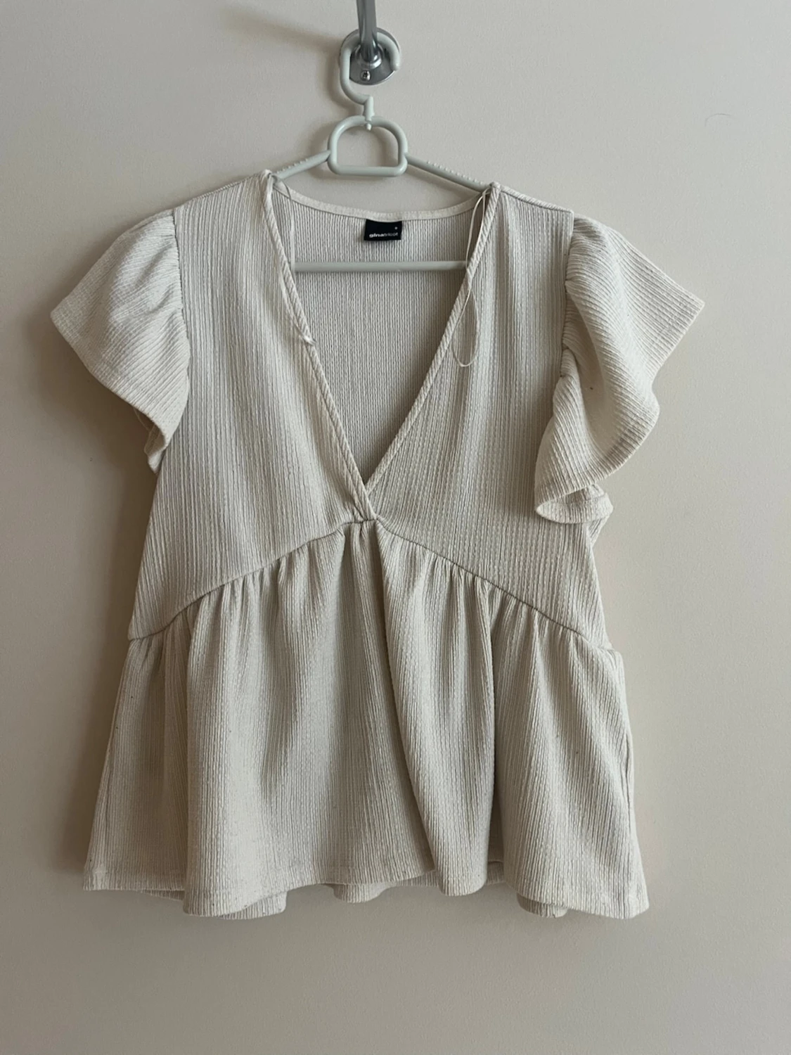 Beige omlottopp med volangärm