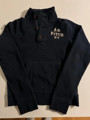 Abercrombie & fitch tröja mörkblå (sällsynt) - Riktigt snygg Abercrombie & fitch tröja i mörkblå färg. Fint skick och strl S/M passar 169-179. Pris 445 kr var snabb väldigt eftertraktad då den ej säljs längre kolla även mina andra artiklar för my mer och rabatt vid flera 😃