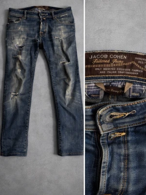 Jacob cohen jeans  - Ett par asfeta Jacob cohen jeans med snygg fade och fina slitningar, litet hål vid skrevet  men annars mycket bra skick. De kostar endast 400 kr  ! Nypris runt 3000-5000kr