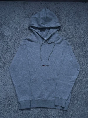 Saint Laurent hoodie - Tja, säljer en fet mörkblå Saint Laurent hoddie i storlek S, modellen är 178 cm lång, köpt på plick, pris går att diskutera vid snabb affär💯🍾🍾